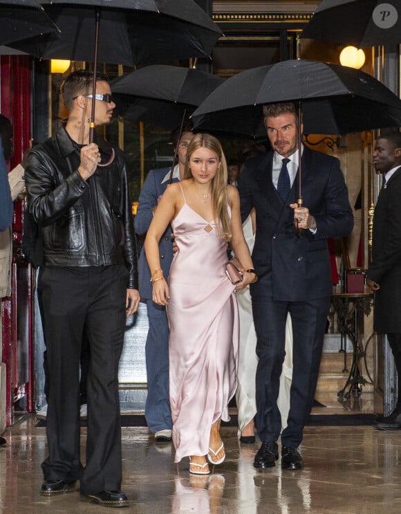 David Beckham quitte l'hôtel La Réserve en famille pour assister au défilé de sa femme V.Beckham au château de Bagatelle lors de la Fashion Week de Paris (PFW), le 27 septembre 2024. Il est entouré de ses enfants, Romeo Beckham, Harper Seven, Cruz Beckham et sa compagne Jackie Apostel. © Goff / Bestimage