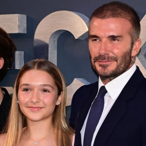 Harper Beckham, future femme d'affaires ?
 
David Beckham et sa famille à l'avant-première du documentaire Beckhamà Londres.