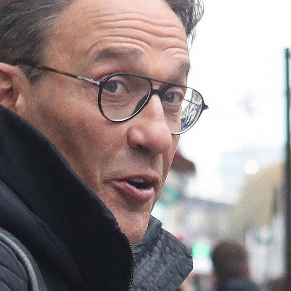 Julien Courbet n'a pas hésité une seconde quand M6 lui a proposé de succéder à Bastien Cadéac à la présentation du magazine "Capital"
Exclusif - Julien Courbet à la sortie des studios de radio de l'émission "Les Grosses Têtes" à Paris. Le 30 novembre 2022