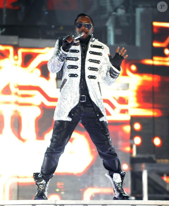 Will.i.am des Black Eyed Peas accompagne Usher dans son nouvel extrait OMG issu de son nouvel album Raymond vs Raymond sorti le 30 mars 2010