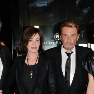 Le duo était inséparable depuis les années 60...
Muriel Bailleul, Eddy Mitchell , Johnny Hallyday, Laeticia Hallyday assistant à 'Salaud On T'Aime' After Party au Cinéma L'Elysee Biarritz présenté par Benjamin Patou, président du Moma Group à Paris, France le 31 mars 2014.