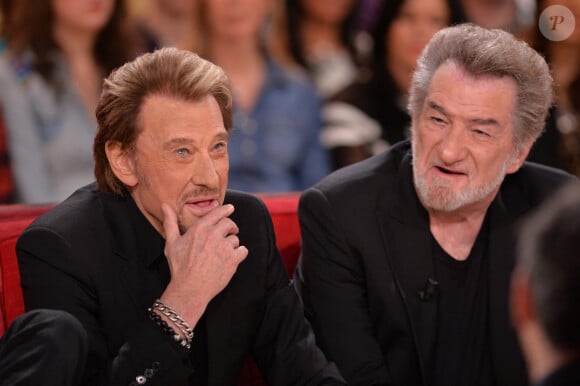 Le Taulier a finalement succombé à un cancer...
Johnny Hallyday et Eddy Mitchell lors de l'enregistrement de Vivement Dimanche à Paris, France, le 13 mars 2014.