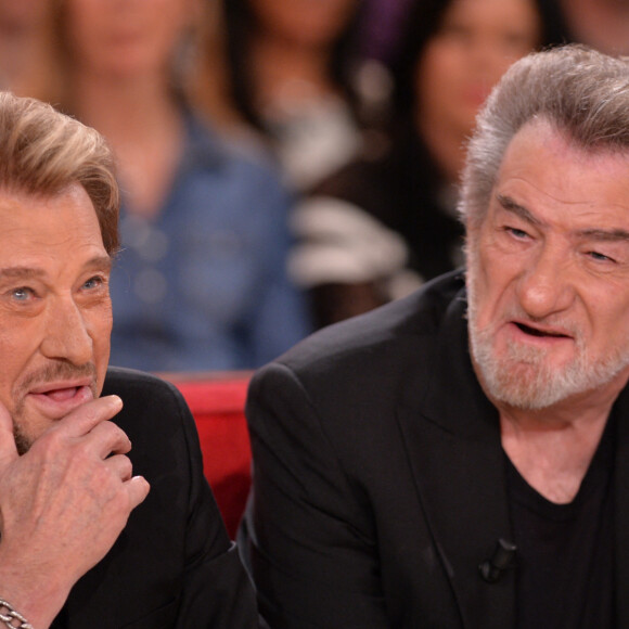 Le Taulier a finalement succombé à un cancer...
Johnny Hallyday et Eddy Mitchell lors de l'enregistrement de Vivement Dimanche à Paris, France, le 13 mars 2014.