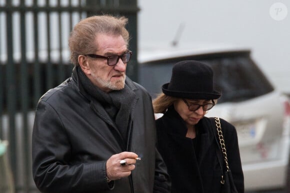 Son compère de longue date y voit les conséquences d'une vie d'excès...
Eddy Mitchell et son épouse Muriel Bailleul quittent la cérémonie funéraire organisée en mémoire de Johnny Hallyday à Paris.Le convoi funéraire est parti de l'Arc de Triomphe puis a descendu les Champs Elysées jusqu'à la Place de la Concorde avant de se rendre à léglise de la Madeleine pour un office religieux. Le Président de la République et son épouse ont participé à l'office religieux. Les musiciens de Johnny Hallyday ont accompagné le convoi funéraire lors de la procession du 9 décembre 2017.