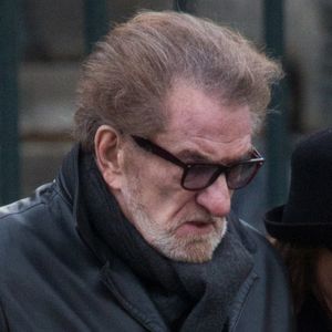 Il déclare même "en vouloir" à l'interprète de Que je t'aime
Eddy Mitchell quittant la cérémonie funéraire organisée en mémoire de Johnny Hallyday à Paris.Le convoi funéraire est parti de l'Arc de Triomphe puis a descendu les Champs Elysées jusqu'à la Place de la Concorde avant de se rendre à l'église de la Madeleine pour un office religieux. Le Président de la République et son épouse ont participé à l'office religieux. Les musiciens de Johnny Hallyday ont accompagné le convoi funéraire lors de la procession du 9 décembre 2017.