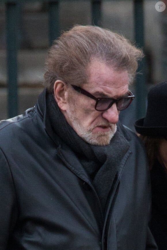 Il déclare même "en vouloir" à l'interprète de Que je t'aime
Eddy Mitchell quittant la cérémonie funéraire organisée en mémoire de Johnny Hallyday à Paris.Le convoi funéraire est parti de l'Arc de Triomphe puis a descendu les Champs Elysées jusqu'à la Place de la Concorde avant de se rendre à l'église de la Madeleine pour un office religieux. Le Président de la République et son épouse ont participé à l'office religieux. Les musiciens de Johnny Hallyday ont accompagné le convoi funéraire lors de la procession du 9 décembre 2017.