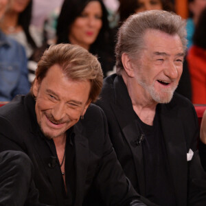 Johnny Hallyday et Eddy Mitchell lors de l'enregistrement de Vivement Dimanche à Paris, France, le 13 mars 2014.