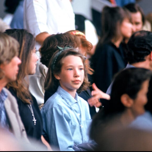 Il avait interprété une chanson en anglais au Palladium Theatre pour faire honneur à la reine
Archives : Laura Smet à un concert de son père Johnny