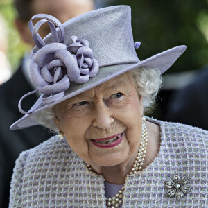 Et pour cause, il y a 59 ans, le 8 novembre 1965, Johnny rencontrait la reine Elizabeth II à Londres.
La reine Elisabeth II d'Angleterre arrive à Ascot pour les Champion day Race le 19 octobre 2019. 