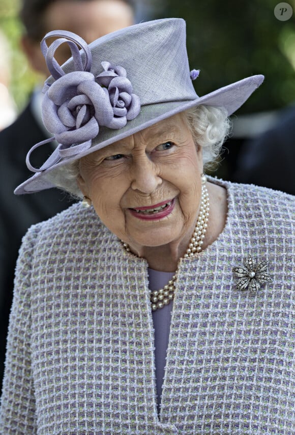 Et pour cause, il y a 59 ans, le 8 novembre 1965, Johnny rencontrait la reine Elizabeth II à Londres.
La reine Elisabeth II d'Angleterre arrive à Ascot pour les Champion day Race le 19 octobre 2019. 