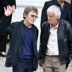 L'occasion de revenir sur son histoire d'amour avec Patrick Loiseau
Patrick Loiseau et Dave quittent la cérémonie d'enterrement de la chanteuse française Françoise Hardy au crématorium du Père Lachaise à Paris, France, le 20 juin 2024. Connue pour ses ballades mélancoliques, elle a symbolisé le mouvement pop yé-yé (yeah yeah) en France et laisse en héritage des chefs-d'oeuvre de la chanson française. Elle était une icône culturelle qui a inspiré Mick Jagger, David Bowie ou Bob Dylan. Elle était mariée avec Jacques Dutronc. Photo par Raphael Lafargue/ABACAPRESS.COM