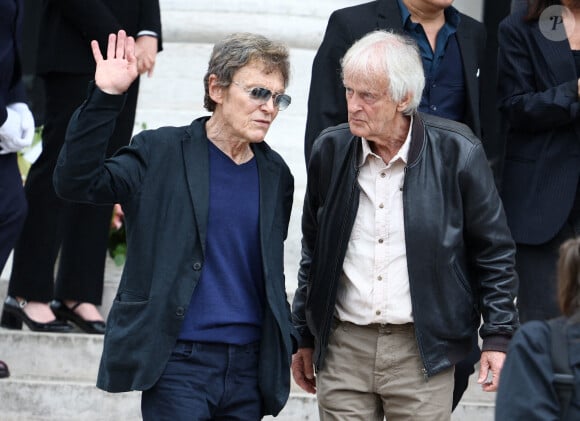 L'occasion de revenir sur son histoire d'amour avec Patrick Loiseau
Patrick Loiseau et Dave quittent la cérémonie d'enterrement de la chanteuse française Françoise Hardy au crématorium du Père Lachaise à Paris, France, le 20 juin 2024. Connue pour ses ballades mélancoliques, elle a symbolisé le mouvement pop yé-yé (yeah yeah) en France et laisse en héritage des chefs-d'oeuvre de la chanson française. Elle était une icône culturelle qui a inspiré Mick Jagger, David Bowie ou Bob Dylan. Elle était mariée avec Jacques Dutronc. Photo par Raphael Lafargue/ABACAPRESS.COM