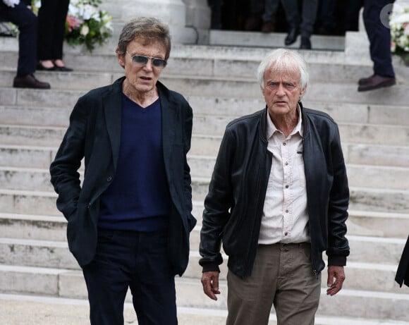 Patrick Loiseau et Dave quittent la cérémonie d'enterrement de la chanteuse française Françoise Hardy au crématorium du Père Lachaise à Paris, France, le 20 juin 2024. Connue pour ses ballades mélancoliques, elle a symbolisé le mouvement pop yé-yé (yeah yeah) en France et laisse en héritage des chefs-d'oeuvre de la chanson française. Elle était une icône culturelle qui a inspiré Mick Jagger, David Bowie ou Bob Dylan. Elle était mariée avec Jacques Dutronc. Photo par Raphael Lafargue/ABACAPRESS.COM