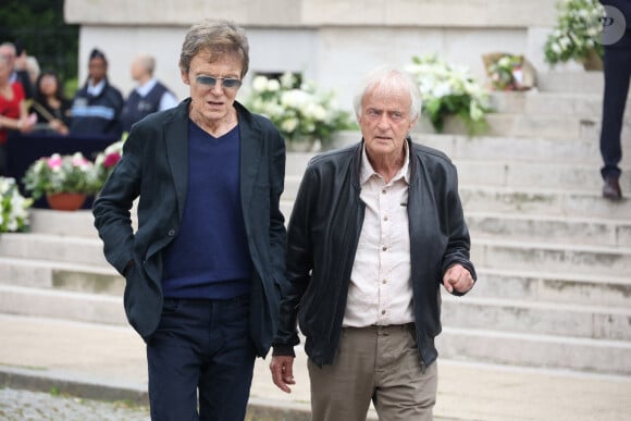 Patrick Loiseau et Dave quittent la cérémonie d'enterrement de la chanteuse française Françoise Hardy au crématorium du Père Lachaise à Paris, France, le 20 juin 2024. Connue pour ses ballades mélancoliques, elle a symbolisé le mouvement pop yé-yé (yeah yeah) en France et laisse en héritage des chefs-d'oeuvre de la chanson française. Elle était une icône culturelle qui a inspiré Mick Jagger, David Bowie ou Bob Dylan. Elle était mariée avec Jacques Dutronc. Photo par Jerome Domine/ABACAPRESS.COM