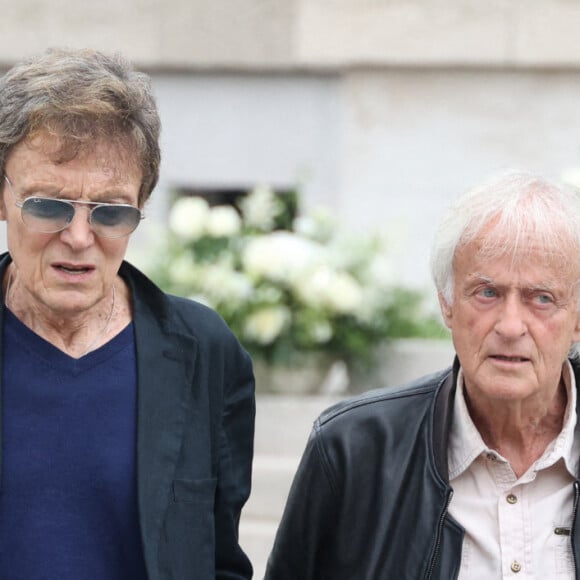 Patrick Loiseau et Dave quittent la cérémonie d'enterrement de la chanteuse française Françoise Hardy au crématorium du Père Lachaise à Paris, France, le 20 juin 2024. Connue pour ses ballades mélancoliques, elle a symbolisé le mouvement pop yé-yé (yeah yeah) en France et laisse en héritage des chefs-d'oeuvre de la chanson française. Elle était une icône culturelle qui a inspiré Mick Jagger, David Bowie ou Bob Dylan. Elle était mariée avec Jacques Dutronc. Photo par Jerome Domine/ABACAPRESS.COM