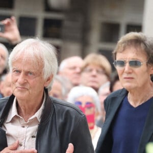 Dave et Patrick Loiseau se rendent à la cérémonie d'enterrement de la chanteuse française Françoise Hardy au crématorium du Père Lachaise à Paris, France, le 20 juin 2024. Connue pour ses ballades mélancoliques, elle a symbolisé le mouvement pop yé-yé (yeah yeah) en France et laisse en héritage des chefs-d'oeuvre de la chanson française. Elle était une icône culturelle qui a inspiré Mick Jagger, David Bowie ou Bob Dylan. Elle était mariée avec Jacques Dutronc. Photo par Jerome Dominé/ABACAPRESS.COM