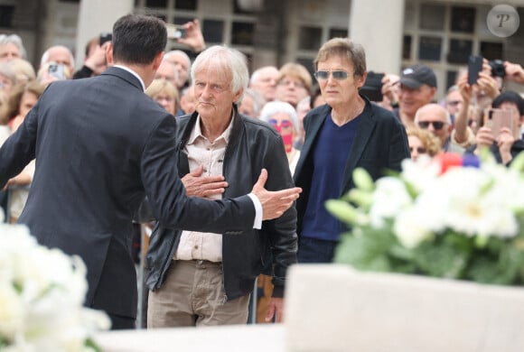 Dave et Patrick Loiseau se rendent à la cérémonie d'enterrement de la chanteuse française Françoise Hardy au crématorium du Père Lachaise à Paris, France, le 20 juin 2024. Connue pour ses ballades mélancoliques, elle a symbolisé le mouvement pop yé-yé (yeah yeah) en France et laisse en héritage des chefs-d'oeuvre de la chanson française. Elle était une icône culturelle qui a inspiré Mick Jagger, David Bowie ou Bob Dylan. Elle était mariée avec Jacques Dutronc. Photo par Jerome Dominé/ABACAPRESS.COM