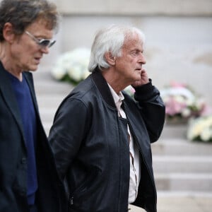 Patrick Loiseau et Dave quittent la cérémonie d'enterrement de la chanteuse française Françoise Hardy au crématorium du Père Lachaise à Paris, France, le 20 juin 2024. Connue pour ses ballades mélancoliques, elle a symbolisé le mouvement pop yé-yé (yeah yeah) en France et laisse en héritage des chefs-d'oeuvre de la chanson française. Elle était une icône culturelle qui a inspiré Mick Jagger, David Bowie ou Bob Dylan. Elle était mariée avec Jacques Dutronc. Photo par Raphael Lafargue/ABACAPRESS.COM