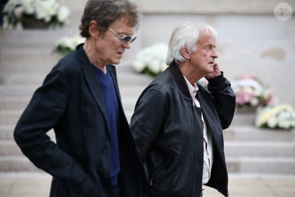 Patrick Loiseau et Dave quittent la cérémonie d'enterrement de la chanteuse française Françoise Hardy au crématorium du Père Lachaise à Paris, France, le 20 juin 2024. Connue pour ses ballades mélancoliques, elle a symbolisé le mouvement pop yé-yé (yeah yeah) en France et laisse en héritage des chefs-d'oeuvre de la chanson française. Elle était une icône culturelle qui a inspiré Mick Jagger, David Bowie ou Bob Dylan. Elle était mariée avec Jacques Dutronc. Photo par Raphael Lafargue/ABACAPRESS.COM