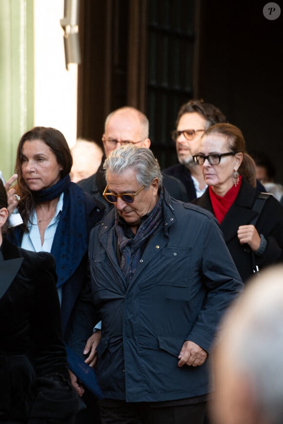 Christian Clavier et Carole Bouquet lors de la cérémonie d'enterrement de l'acteur français Michel Blanc à l'église Saint Eustache à Paris, France, le 10 octobre 2024. Il est décédé le 4 octobre à la suite d'une crise cardiaque consécutive à un choc anaphylactique. Blanc était connu pour son rôle du célibataire maladroit Jean-Claude Dusse dans le film "Les Bronzés" de 1978. Photo par Florian Poitout/ABACAPRESS.COM