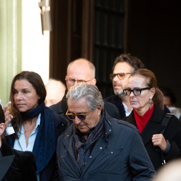 Christian Clavier et Carole Bouquet lors de la cérémonie d'enterrement de l'acteur français Michel Blanc à l'église Saint Eustache à Paris, France, le 10 octobre 2024. Il est décédé le 4 octobre à la suite d'une crise cardiaque consécutive à un choc anaphylactique. Blanc était connu pour son rôle du célibataire maladroit Jean-Claude Dusse dans le film "Les Bronzés" de 1978. Photo par Florian Poitout/ABACAPRESS.COM