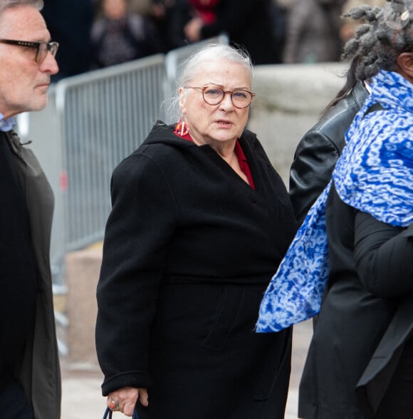 Josiane Balasko et George Aguilar lors de la cérémonie d'enterrement de l'acteur français Michel Blanc à l'église Saint Eustache à Paris, France, le 10 octobre 2024. Il est décédé le 4 octobre à la suite d'une crise cardiaque consécutive à un choc anaphylactique. Blanc était connu pour son rôle du célibataire maladroit Jean-Claude Dusse dans le film "Les Bronzés" de 1978. Photo par Florian Poitout/ABACAPRESS.COM