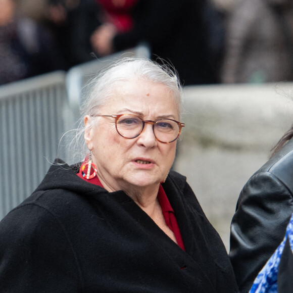 Josiane Balasko et George Aguilar lors de la cérémonie d'enterrement de l'acteur français Michel Blanc à l'église Saint Eustache à Paris, France, le 10 octobre 2024. Il est décédé le 4 octobre à la suite d'une crise cardiaque consécutive à un choc anaphylactique. Blanc était connu pour son rôle du célibataire maladroit Jean-Claude Dusse dans le film "Les Bronzés" de 1978. Photo par Florian Poitout/ABACAPRESS.COM