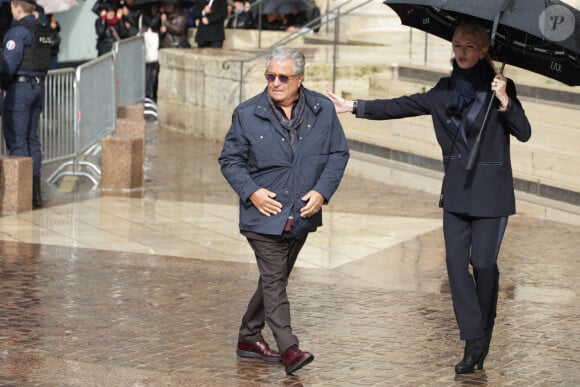 Christian Clavier lors de la cérémonie d'enterrement de l'acteur français Michel Blanc à l'église Saint Eustache à Paris, France, le 10 octobre 2024. Il est décédé le 4 octobre à la suite d'une crise cardiaque consécutive à un choc anaphylactique. Blanc était connu pour son rôle du célibataire maladroit Jean-Claude Dusse dans le film "Les Bronzés" de 1978. Photo par Nasser Berzane/ABACAPRESS.COM