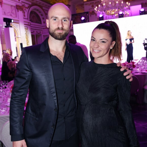 Denitsa Ikonomova et François Alu se voulaient discrets autour de leur nouveau-né mais une information cruciale vient d'être révélée par un de leur proche.
Denitsa Ikonomova (enceinte) et son compagnon François Alu - Photocall du 5ème gala de charité de l'association "Les Bonnes Fées" à l'occasion de la campagne mondiale "Octobre Rose" à l'hôtel Peninsula, Paris  © Rachid Bellak/Bestimage