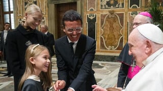 Soirée mémorable au Vatican pour Omar Harfouch : une première symbolique qui rend fières sa femme et sa fille Gustavia