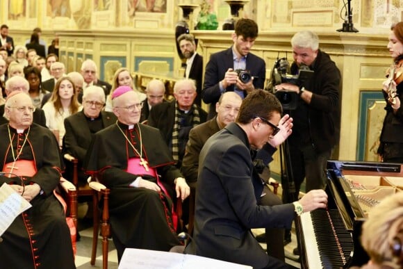 Omar Harfouch a eu l'immense privilège d'être la toute première personnalité à recevoir la médaille pontificale du Jubilé 2025 du Vatican, frappée par le Pape François.
Grande première hier soir au Vatican ! Omar Harfouch a eu le privilège et l'honneur de jouer son Concerto pour la paix dans la bibliothèque apostolique du Vatican, dans le salon Sistino© Daniel Topic / Bestimage