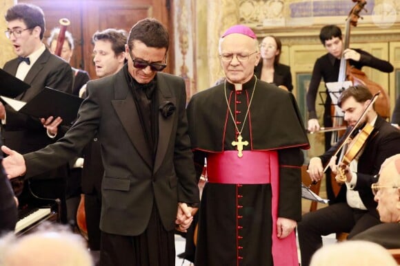 Il s'agit d'une médaille, qui est une reproduction d'une pièce de monnaie que Saint-Pierre avait sur lui jusque dans sa tombe.
Grande première hier soir au Vatican ! Omar Harfouch a eu le privilège et l'honneur de jouer son Concerto pour la paix dans la bibliothèque apostolique du Vatican, dans le salon Sistino© Daniel Topic / Bestimage