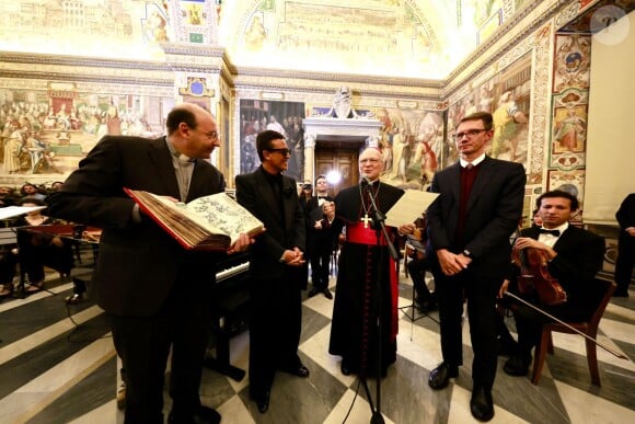 Véritable symbole de paix et d'espérance. Pour l'occasion, quelques rares invités ont été conviés à cette audience privée, validée par le souverain pontifical lui-même.
Grande première hier soir au Vatican ! Omar Harfouch a eu le privilège et l'honneur de jouer son Concerto pour la paix dans la bibliothèque apostolique du Vatican, dans le salon Sistino © Daniel Topic / Bestimage