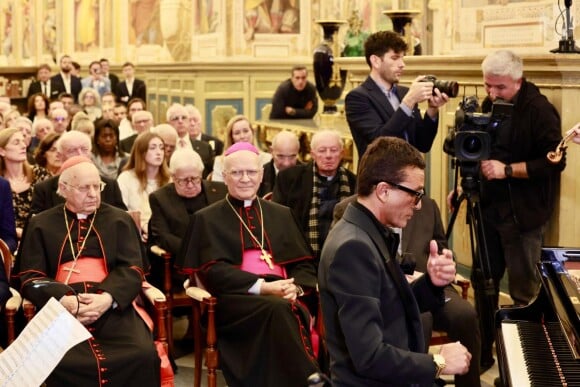 Grande première hier soir au Vatican ! Omar Harfouch a eu le privilège et l'honneur de jouer son Concerto pour la paix dans la bibliothèque apostolique du Vatican, dans le salon Sistino© Daniel Topic / Bestimage