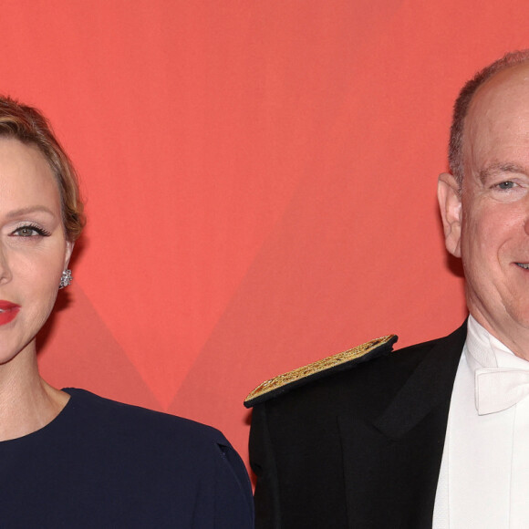 En effet, elle a choisi de porter une longue robe bleu nuit très chic et épurée. 
Le prince Albert II de Monaco et la princesse Charlene durant la traditionnelle soirée de la Fête Nationale Monégasque au Grimaldi Forum à Monaco, le 19 novembre 2024. La Famille Princière et leurs convives ont assisté à un opéra en 4 actes "La Bohême". © JC VINAJ / Pool Monaco / Bestimage