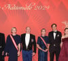 Une manière de montrer, encore une fois, son sens de la mode très aigu. 
Andrea Casiraghi, sa femme Tatiana Santo Domingo, la princesse Charlene de Monaco, son mari le prince Albert II de Monaco, la princesse Caroline de Hanovre, Ben-Sylvester Strautmann, sa fiancée la princesse Alexandra de Hanovre et Beatrice Borroméo Casiraghi durant la traditionnelle soirée de la Fête Nationale Monégasque au Grimaldi Forum à Monaco, le 19 novembre 2024. La Famille Princière et leurs convives ont assisté à un opéra en 4 actes "La Bohême". © JC VINAJ / Pool Monaco / Bestimage