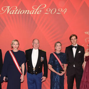 Une manière de montrer, encore une fois, son sens de la mode très aigu. 
Andrea Casiraghi, sa femme Tatiana Santo Domingo, la princesse Charlene de Monaco, son mari le prince Albert II de Monaco, la princesse Caroline de Hanovre, Ben-Sylvester Strautmann, sa fiancée la princesse Alexandra de Hanovre et Beatrice Borroméo Casiraghi durant la traditionnelle soirée de la Fête Nationale Monégasque au Grimaldi Forum à Monaco, le 19 novembre 2024. La Famille Princière et leurs convives ont assisté à un opéra en 4 actes "La Bohême". © JC VINAJ / Pool Monaco / Bestimage