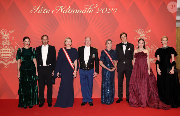 Une manière de montrer, encore une fois, son sens de la mode très aigu. 
Andrea Casiraghi, sa femme Tatiana Santo Domingo, la princesse Charlene de Monaco, son mari le prince Albert II de Monaco, la princesse Caroline de Hanovre, Ben-Sylvester Strautmann, sa fiancée la princesse Alexandra de Hanovre et Beatrice Borroméo Casiraghi durant la traditionnelle soirée de la Fête Nationale Monégasque au Grimaldi Forum à Monaco, le 19 novembre 2024. La Famille Princière et leurs convives ont assisté à un opéra en 4 actes "La Bohême". © JC VINAJ / Pool Monaco / Bestimage