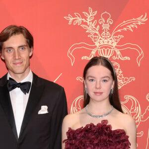 La princesse Alexandra de Hanovre a également sorti le grand jeu dans une robe bustier bordeaux qui a réhaussé un peu plus son teint.
La princesse Caroline de Hanovre, Ben-Sylvester Strautmann, sa fiancée la princesse Alexandra de Hanovre et Beatrice Borroméo Casiraghi durant la traditionnelle soirée de la Fête Nationale Monégasque au Grimaldi Forum à Monaco, le 19 novembre 2024. La Famille Princière et leurs convives ont assisté à un opéra en 4 actes "La Bohême". © JC VINAJ / Pool Monaco / Bestimage