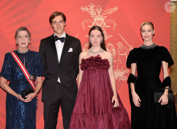 La princesse Alexandra de Hanovre a également sorti le grand jeu dans une robe bustier bordeaux qui a réhaussé un peu plus son teint.
La princesse Caroline de Hanovre, Ben-Sylvester Strautmann, sa fiancée la princesse Alexandra de Hanovre et Beatrice Borroméo Casiraghi durant la traditionnelle soirée de la Fête Nationale Monégasque au Grimaldi Forum à Monaco, le 19 novembre 2024. La Famille Princière et leurs convives ont assisté à un opéra en 4 actes "La Bohême". © JC VINAJ / Pool Monaco / Bestimage