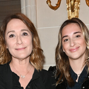 Daniela Lumbroso et sa fille Carla - Gala caritatif des "Stéthos d'Or" qui récompensent les artistes qui contribuent au bien-être de tous, organisé par la Fondation pour la Recherche en Physiologie au George V à Paris, le 27 mars 2023. © Coadic Guirec-Rachid Bellak/Bestimage