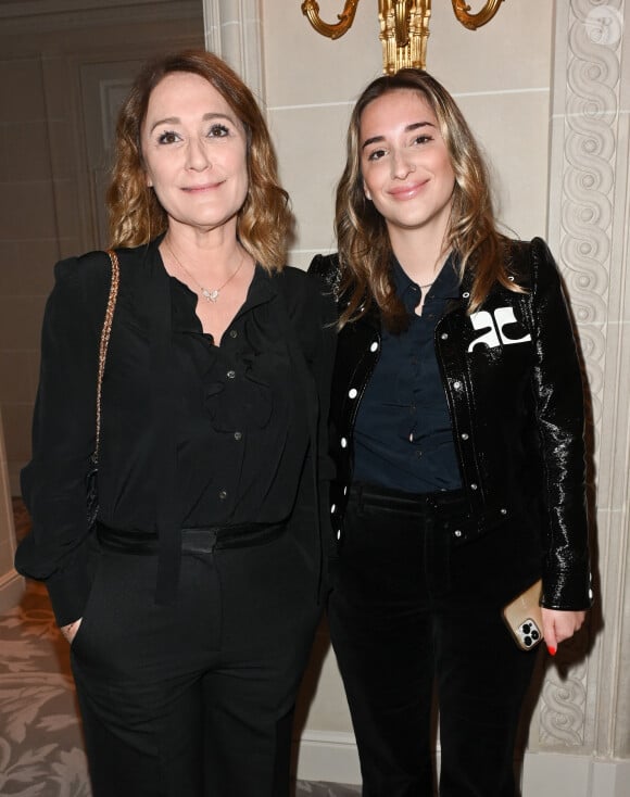 Daniela Lumbroso et sa fille Carla - Gala caritatif des "Stéthos d'Or" qui récompensent les artistes qui contribuent au bien-être de tous, organisé par la Fondation pour la Recherche en Physiologie au George V à Paris, le 27 mars 2023. © Coadic Guirec-Rachid Bellak/Bestimage