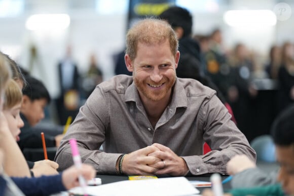 Le prince Harry joue au volley-ball assis avec les enfant de l'école primaire Shaughnessy dans le cadre du lancement des jeux Invictus à l'école à Vancouver le 18 novembre 2024. 