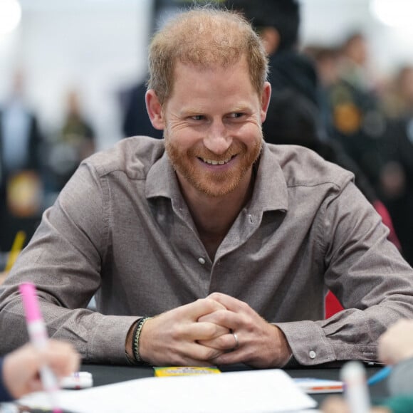 Le prince Harry joue au volley-ball assis avec les enfant de l'école primaire Shaughnessy dans le cadre du lancement des jeux Invictus à l'école à Vancouver le 18 novembre 2024. 