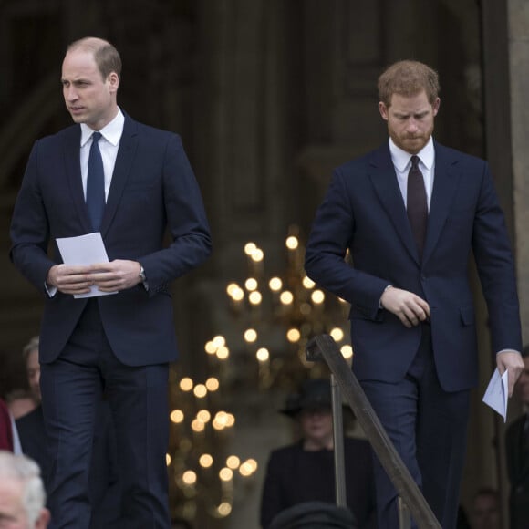 A rappeler qu'il s'agit d'une compétition multisports réservée aux soldats et vétérans blessés qu'il prend plaisir à organiser tous les ans depuis 2014.
Catherine Kate Middleton, duchesse de Cambridge, le prince William, duc de Cambridge, le prince Harry à la sortie de la messe commémorative en l'honneur des victimes de l'incendie de la Tour Grenfell à Londres le 14 décembre 2017. 