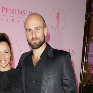 Denitsa Ikonomova (enceinte) et son compagnon François Alu - Photocall du 5ème gala de charité de l'association "Les Bonnes Fées" à l'occasion de la campagne mondiale "Octobre Rose" à l'hôtel Peninsula, Paris le 3 octobre 2024. A l'occasion de la campagne mondiale "Octobre Rose", l'hôtel Peninsula Paris lance son programme caritatif "Peninsula in Pink", dont les bénéfices de 254 400 Euros seront reversés à l'association "Les Bonnes Fées". © Coadic Guirec/Bestimage