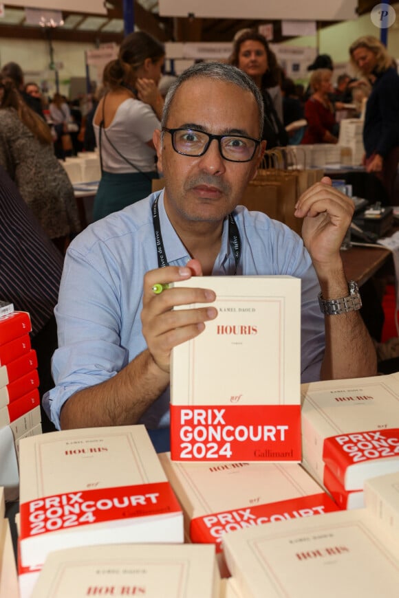 Cependant, l'heure est désormais au scandale. 
Kamel Daoud - Prix Goncourt 2024 à la Foire du Livre de Brive 2024 à la Halle Georges Brassens de Brive-la-Gaillarde, le 10 novembre 2024. © Jean-Marc Lhomer / Bestimage