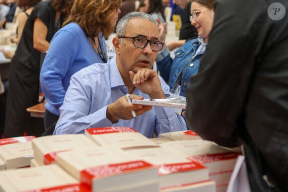 L'écrivain franco-algérien Kamel Daoud et son épouse psychiatre sont accusés d'avoir utilisé l'histoire d'une patiente pour l'écriture de ce roman acclamé. 
Kamel Daoud lauréat du Prix Goncourt à la Halle Georges Brassens de Brive-la-Gaillarde pour la Foire du Livre de Brive , le 9 novembre 2024. © Jean-Marc Lhomer / Bestimage