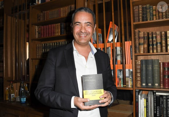 avec son livre "Houris". 
Exclusif - Kamel Daoud lors de la remise du "Prix de la Revue Des Deux Mondes" au Bistrot de Paris. Créé en 2008, le prix de la Revue des Deux Mondes vise à récompenser et faire connaître un essai paru dans l’année en langue française, à la fois pour ses qualités littéraires et la pertinence de son sujet dans le débat d’idées contemporain. © Guirec Coadic/Bestimage