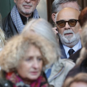 Gerard Jugnot et Thierry Lhermitte quittant les funérailles de Michel Blanc le 10 octobre 2024